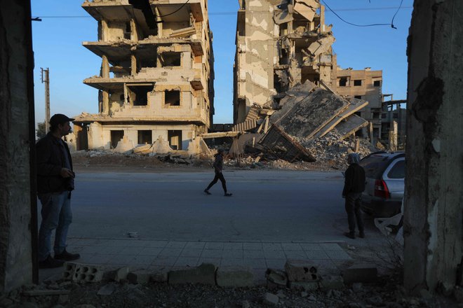 Kopenski invaziji so sledili obsežni celotedenski napadi, s katerimi Izrael uničuje ostanke opreme poražene sirske vojske po vsej državi. FOTO: Bakr Alkasem/AFP