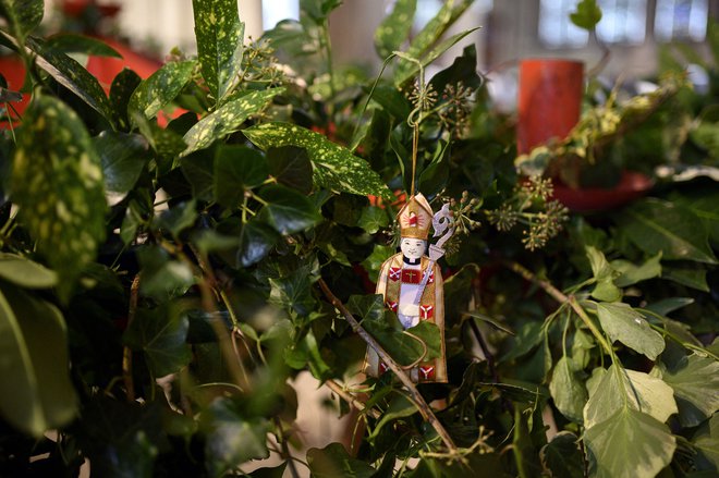 Božično okrasje v podobi nadškofa Yorka Stephena Cottrella visi na adventnem vencu v cerkvi v Yorku. FOTO: Oli Scarff/Afp