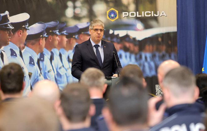 Minister za notranje zadeve Boštjan Poklukar in generalni direktor Policije Senad Jušić pravita, da sta želela stanje v CVZ izboljšati z mehkimi ukrepi, ki pa niso dali rezultatov. FOTO: Dejan Javornik