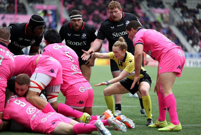 Škotska sodnica Hollie Davidson sodi med tekmo evropskega pokala prvakov v ragbiju, med ekipama Stade Francais Paris in Saracens na stadionu Jean-Bouin v Parizu. Foto: Franck Fife/Afp