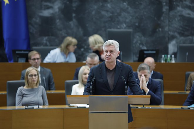 Martin Premk, doktor zgodovine, je prvopodpisani pod predlog, s katerim bi umaknili oznako tajnosti z dokumentov o nedovoljeni trgovini z vojaškim orožjem in opremo med letoma 1991 in 1994. FOTO: Leon Vidic/Delo