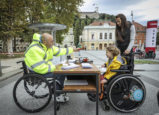 Delovna mesta v invalidskih podjetjih segajo od enostavnih ročnih proizvodnih ali storitvenih del do izjemno zahtevnih, ustvarjalnih, vodilnih in vodstvenih nalog. FOTO: Jože Suhadolnik/Delo