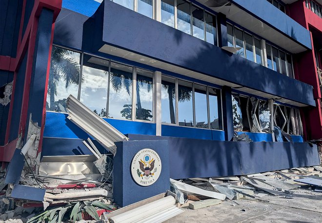 Med huje poškodovanimi poslopji je veleposlaništvo ZDA, Francije in Nove Zelandije. FOTO: AFP