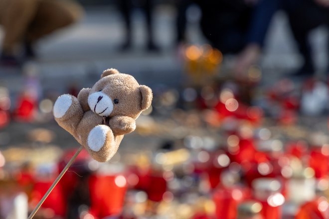 V zrušenju nadstreška 1. novembra je življenje izgubilo 15 ljudi, dva sta še vedno v kritičnem stanju. FOTO: Djordje Kojadinovic/Reuters