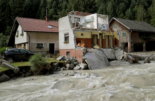 Finančna uprava je 76 lastnikom v poplavah in plazovih poškodovanih stanovanjskih objektov danes nakazala skupaj 337.816 evrov. FOTO: Blaž Samec/Delo