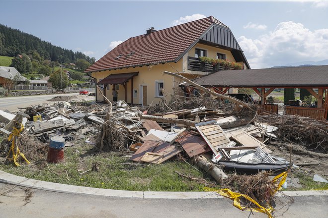 Ministrstvo za naravne vire in prostor je prav tako pripravilo seznam upravičencev za osmi sklop predplačil lastnikom stanovanjskih objektov. FOTO: Leon Vidic/Delo