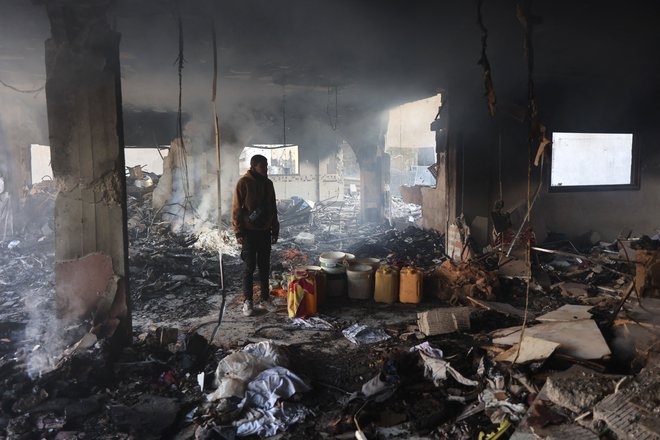 Včeraj so izraelske sile bombardirale večnadstropno stanovanjsko poslopje. FOTO: Omar Al-qattaa/AFP