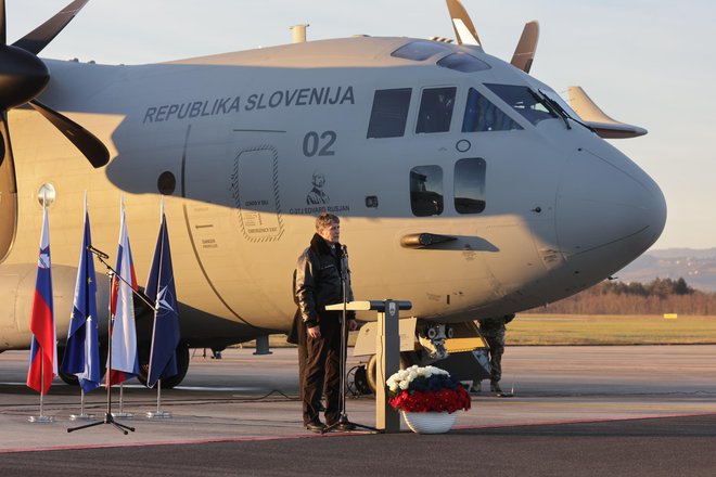 Slovenska vojska je dobila drugo letalo C-27J spartan, slavnostni govorec je bil minister Borut Sajovic.  FOTO: Bruno Toič Toic