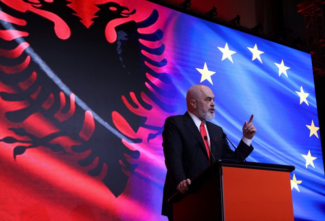 Premier Edi Rama je arhitekt albanske poti v EU. A njegova vlada bo morala še narediti več za boj proti korupciji, vladavino prava in spopadanje z organiziranim kriminalom. FOTO: Alexandros Avramidis/Reuters