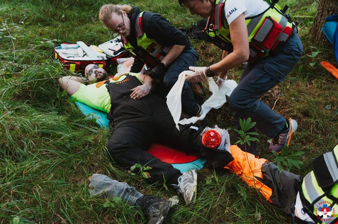 Prikaz nudenja prve pomoči ob poškodbah s pirotehniko, ki so ga izvedli na Društvu prvih posredovalcev. FOTO: Društvo prvih posredovalcev