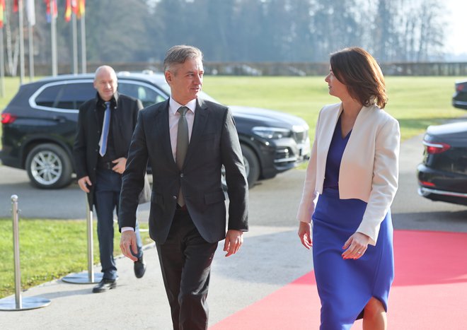 Robert Golob in Tanja Fajon na Brdu pri Kranju. FOTO: Jože Suhadolnik/Delo