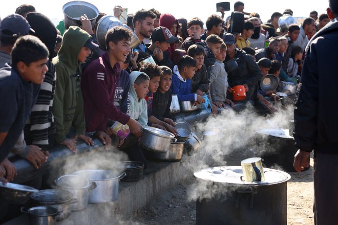 Palestinci čakajo na hrano v distribucijskem centru južno od mesta Khan Yunis na jugu Gaze. Foto: Bashar Taleb/Afp