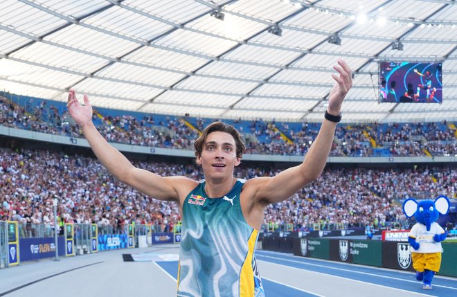 Armand Duplantis je v Parizu preskočil 6,25 m, na Poljskem  pa 6,26 m. FOTO: Aleksandra Szmigiel/Reuters