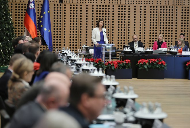 Zunanja ministrica Tanja Fajon je nagovorila udeležence 28. posveta slovenske diplomacije. FOTO: Jože Suhadolnik/Delo