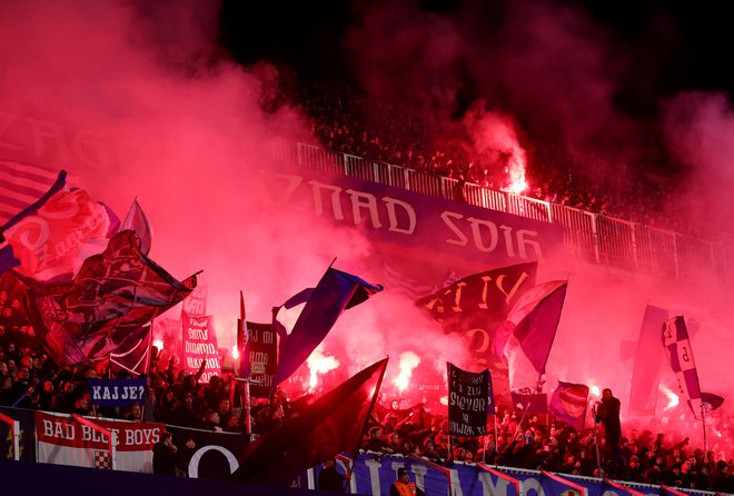 V Zagrebu so doma številni nogometni navijači, ki pa še čakajo na sodoben objekt. FOTO: Antonio Bronić/Reuters