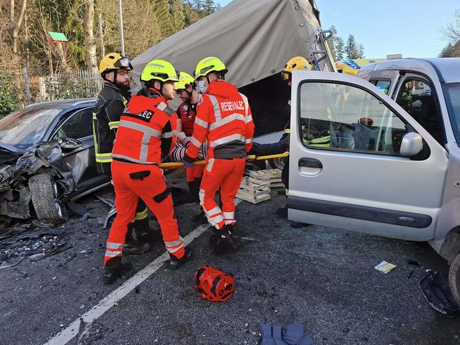 Povzročitelj je umrl, sopotnica je bila hudo poškodovana.

FOTO: PGD Zreče