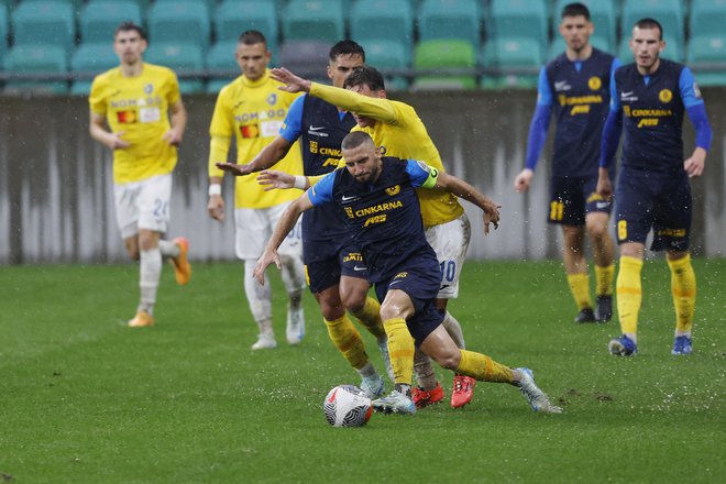 Aljoša Matko si ustvari in tudi zapravi veliko priložnosti. Tudi od njegove strelske forme bo v četrtek zvečer odvisen uspeh Celja. FOTO: Leon Vidic