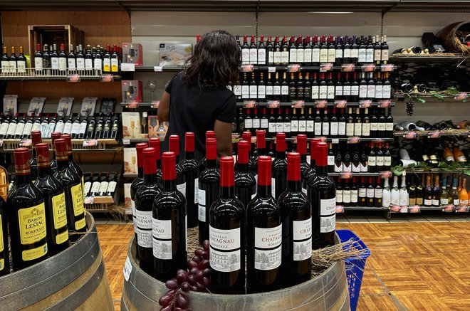 Po obisku več tamkajšnjih trgovin je svoje vozilo napolnil z večjim številom alkoholnih pijač. Slika je simbolična. FOTO: Luc Gnago/Reuters