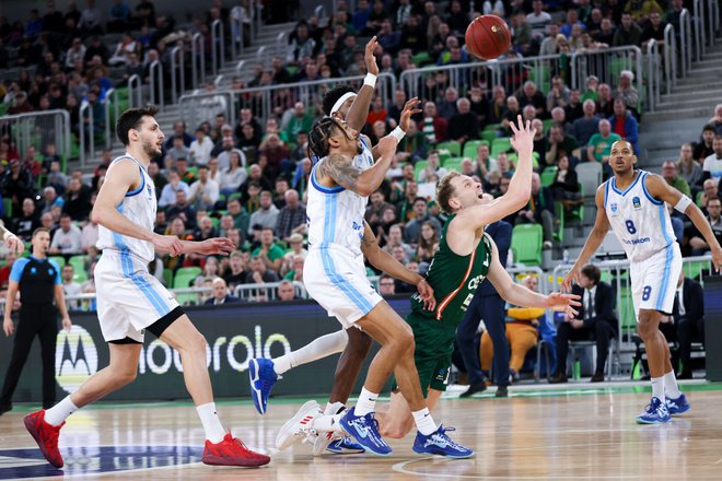 Sodniki so tokrat pustili trdo igro na meji osebne napake, ki je šla na roko agresivni obrambi Ljubljančanov. FOTO: Cedevita Olimpija