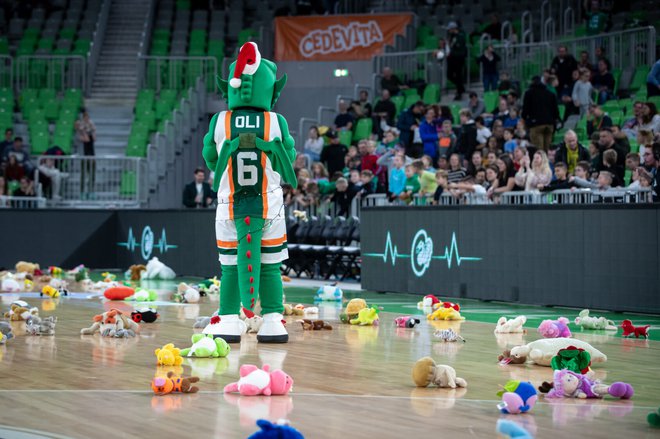 V Stožicah so pripravili tudi met plišastih medvedkov med polčasom, ki jih bodo darovali v dobrodelne namene. FOTO: Cedevita Olimpija