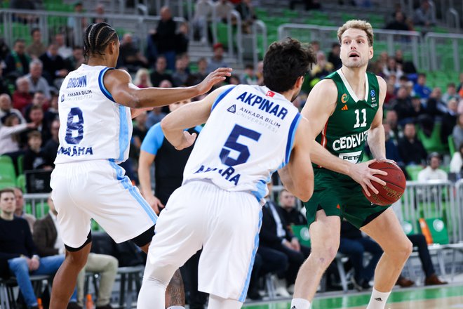 Tudi Jaka Blažič je imel težave z obrambo Turkov. FOTO: Cedevita Olimpija