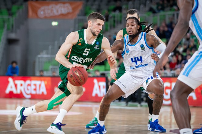 Aleksej Nikolić je narekoval ritem igre v obrambi z agresivnim pokrivanjem že na polovici nasprotnika, a so Turki pogosto našli pravo rešitev in odprt met. FOTO: Cedevita Olimpija