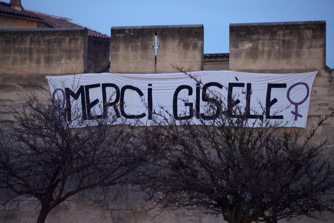 Plakat v Avignonu z naspisom Hvala, Gisele. FOTO: Clement Mahoudeau/Afp