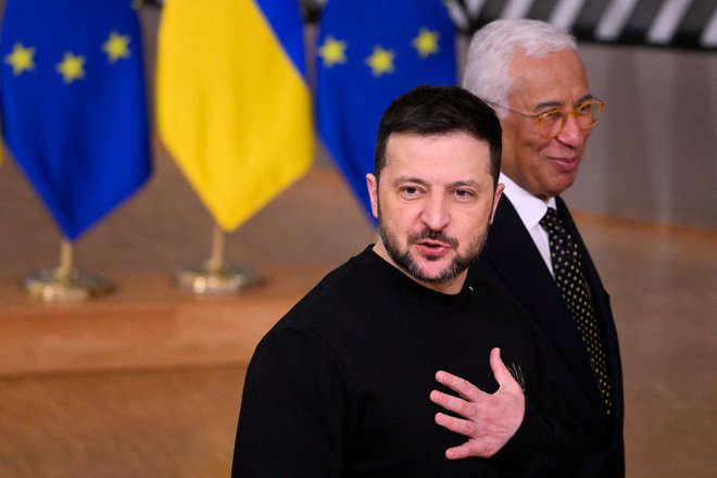 Ukrajinski predsednik Volodimir Zelenski je v Bruslju pozval k enotnosti med in EU in ZDA. »Le skupaj lahko dejansko ustavijo Putina in rešijo Ukrajino,« je dejal. FOTO: John Thys/AFP