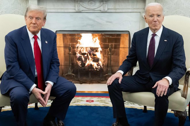 Zgodovina bo pokazala, kdo je bil gospodarsko uspešnješi. Donald Trump ali Joe Biden. FOTO: Saul Loeb/AFP