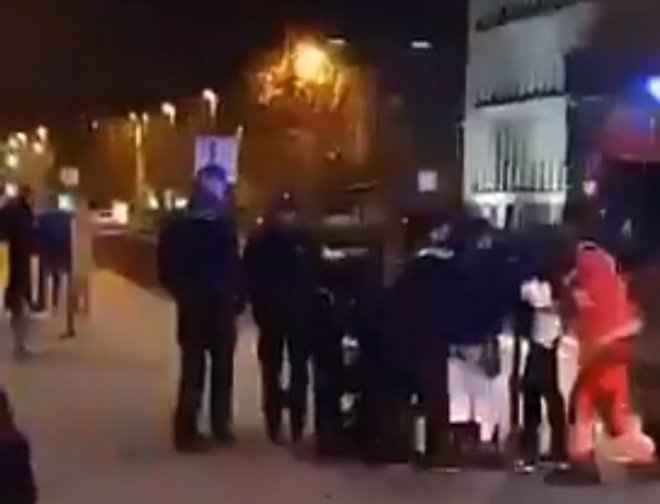 Policija je morala uporabiti prisilna sredstva. FOTO: Twitter