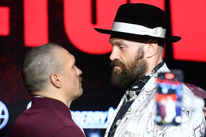 Oleksandr Usik (levo) in Tyson Fury sta si takole včeraj zrla v oči pred njunim drugim obračunom v Riadu. FOTO: AFP