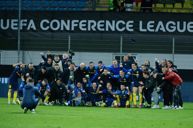 Veselje celjskih nogometašev po uvrstitvi v končnico konferenčne lige. FOTO: Leon Vidic