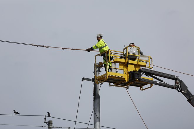 Vzdrževanja na električnem omrežju ni mogoče izvesti tako, da vsaj del uporabnikov v času del ne bi bil brez elektrike. FOTO: Leon Vidic/Delo