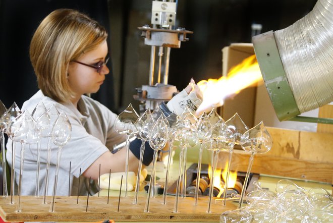 Čeprav imajo sodobne prostore in delovne razmere, se sam proces izdelovanja skozi desetletja ni spremenil. FOTO: arhiv Inge-glas Manufaktur