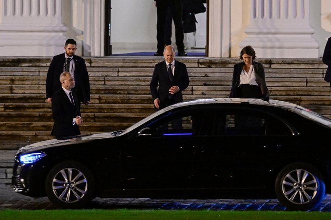 Kancler Olaf Scholz je takole zapuščal sestanek z nemškim predsednikom. FOTO: John Macdougall/AFP