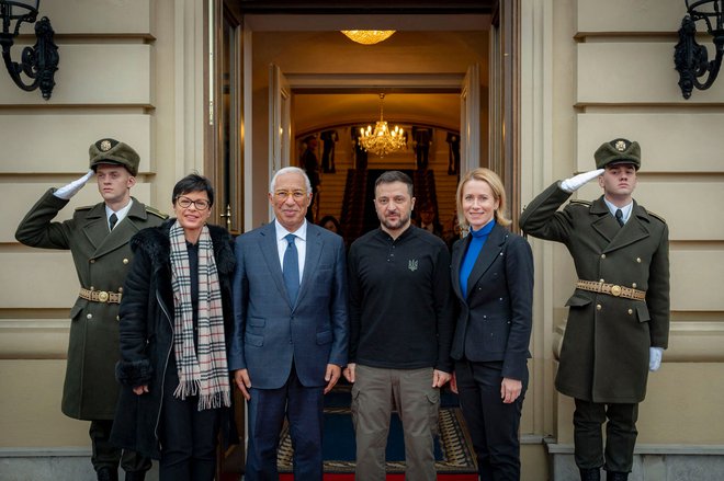 Komisarka za širitev Marta Kos, predsednik evropskega sveta António Costa in visoka predstavnica za zunanje zadeve in varnostno politiko Kaja Kallas med obiskom predsednika Zelenskega v Kijevu. FOTO: tiskovna služba ukrajinskega predsednika/AFP