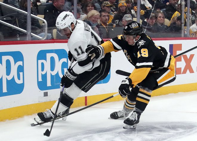 Anže Kopitar je bil razpoložen v Philadelphii. FOTO: Charles Leclaire/USA Today Sports