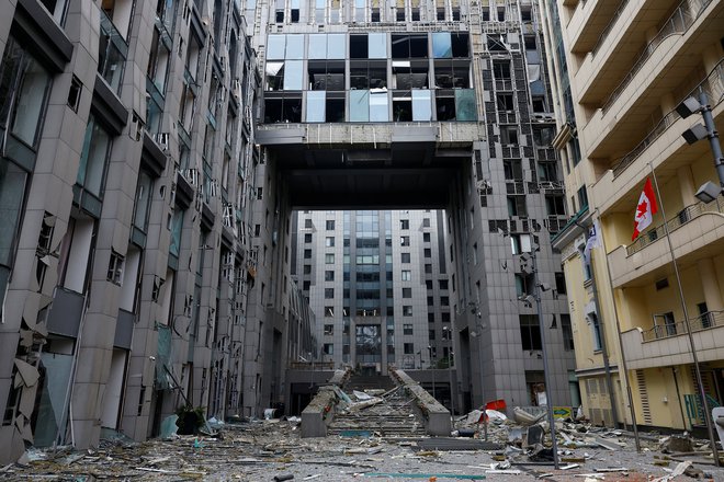 Pogled na zgradbo v središču Kijeva, poškodovano med ruskim raketnim napadom. FOTO: Valentyn Ogirenko/Reuters