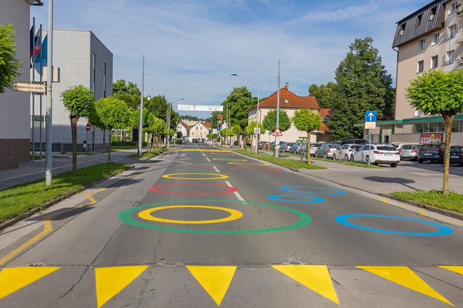 Barve za cestne oznake v okolici šol povečujejo varnost najmlajših v prometu. FOTO: Marko Delbello Ocepek 