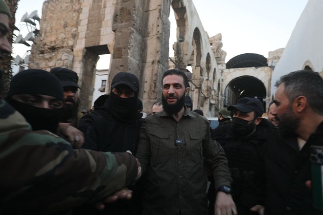 Najprej se je znebil svojega vojaškega imena (nom de guerre) Abu Mohamed al Džolani. FOTO: Abdulaziz Ketaz/AFP