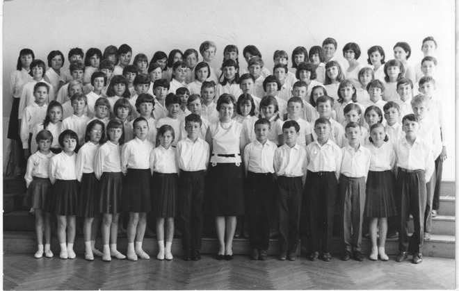 Mladinski pevski zbor OŠ Trnovo leta 1964. FOTO: arhiv Trnovcev