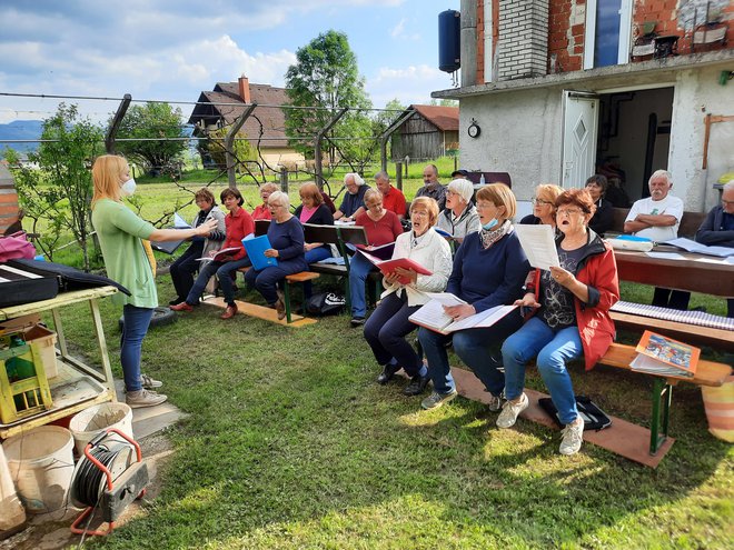 Trnovci z vajami niso prekinili niti med covidom. Fotografija je iz leta 2021. FOTO: arhiv Trnovcev