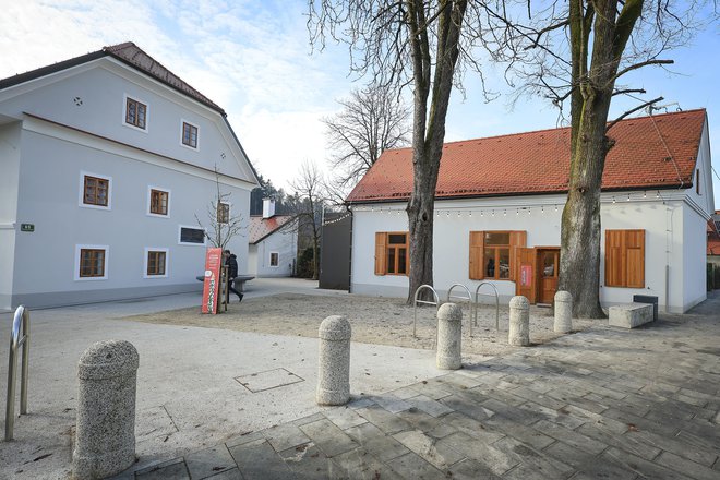 Stavbe s prenovo niso dobile le osvežene zunanje podobe, ampak tudi prostorske dopolnitve in izboljšave. FOTO: Jože Suhadolnik