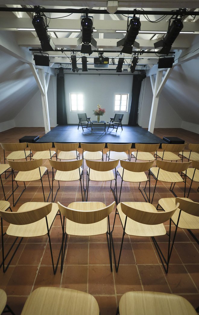 V dvorani na podstrehi bo še naprej potekal redni otroški program, dopoldne bodo gostili šole, tiskovne konference in druge dogodke, tu bodo potekale vse delavnice. FOTO: Jože Suhadolnik