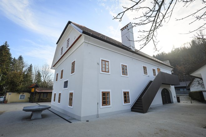 Tako gank pri domačiji kot ta dvonamenski oder se z zadržanim oblikovanjem, barvo in materialnostjo jasno ločita od treh historičnih stavbnih volumnov. FOTO: Jože Suhadolnik