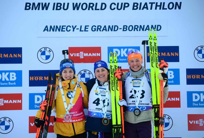 Anamarija Lampič se je imenitno počutila v družbi zmagovalke Justine Braisaz-Bouchet in drugouvrščene Franziske Preuss.Foto Olivier Chassignole/AFP