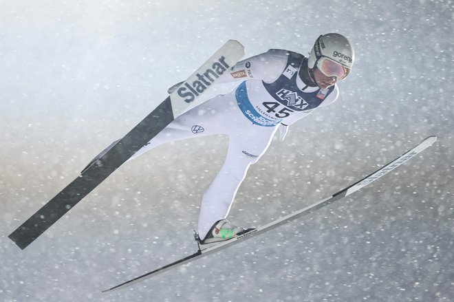 Anže Lanišek se je v zimskih razmerah v Engelbergu, kjer je karavano pričakal sneg, dobro znašel. FOTO: Geir Olsen/AFP