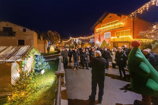 Po ulicah Vojnika bo do 6. januarja precej živahno. Zadnja leta po navedbah KD Božični Vojnik razstavo jaslic in prireditve obišče okoli 30.000 ljudi.  FOTO: Matjaž Jambriško