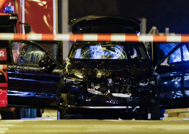 Avtomobil, s katerim je voznik zapeljal v množico na božičnem sejmu. FOTO: Axel Schmidt/Reuters

 