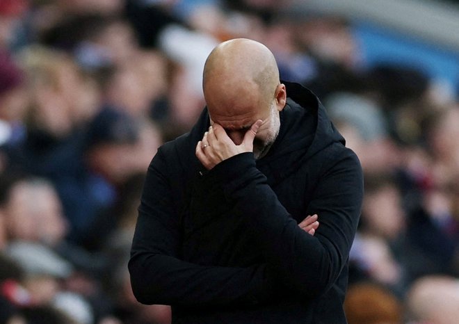 Pep Guardiola je s svojimi varovanci doživel nov poraz. FOTO: Lee Smith/Reuters